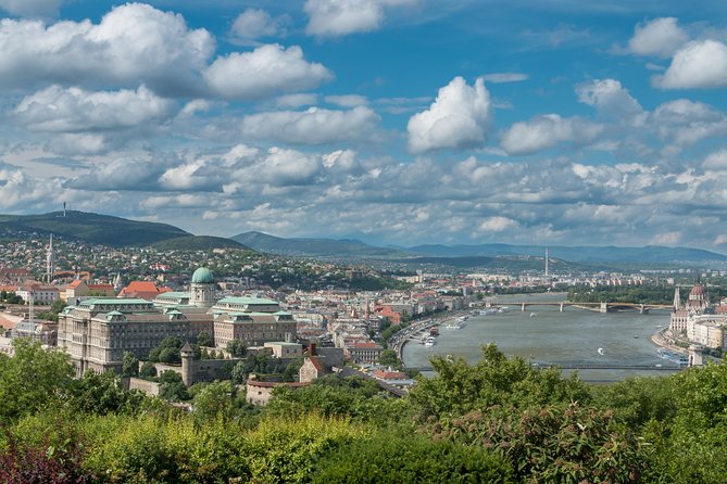 4 hours long private minivan tour in Budapest - A 4-hour private minivan tour that gets you oriented fast