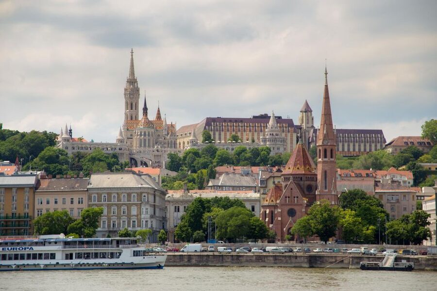 6 hour Budapest walking tour - Pest Highlights: Parliament Area and St. Stephen’s Basilica