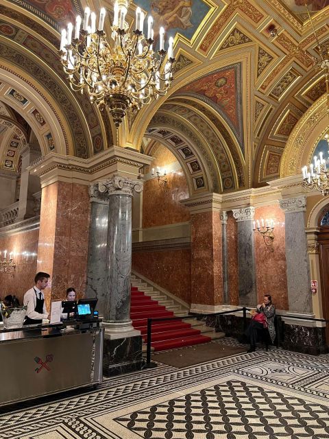 6 hour Budapest walking tour - The Parliament, Synagogue, Market, and Opera Mix: Variety Without Confusion