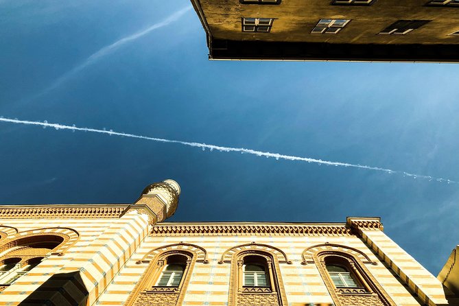A Journey through Jewish Budapest - Private Walking Tour - Stop 1: Dohány Street Synagogue and the Temple of Heroes complex