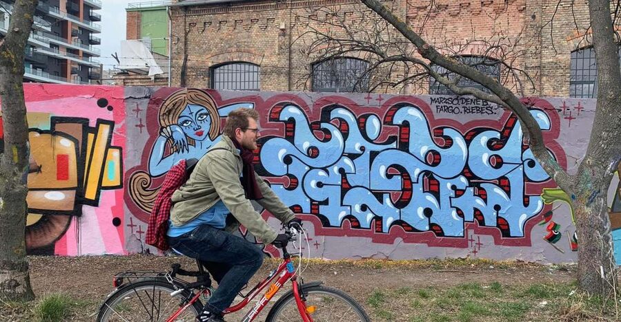 Alternative Bike tour: Graffiti Wall and Peace - Meeting at the bike shop, then getting your rhythm