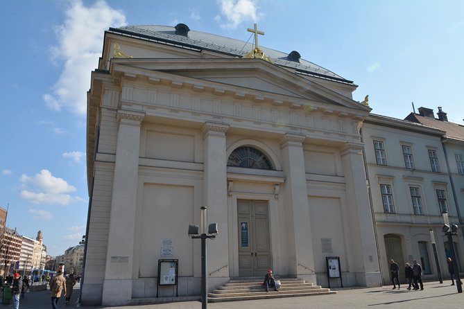 Alternative Budapest Walking Tour - Street Art Galleries and Underground Creative Spaces in the 7th District