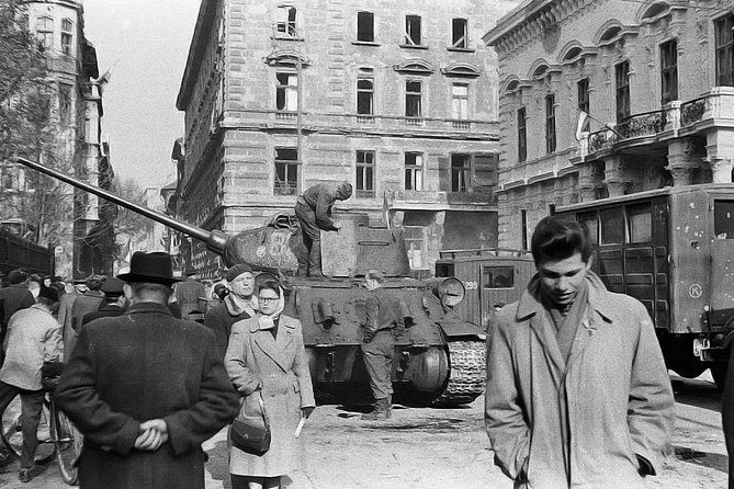 Born Under The Red Star - The History of Communism in Hungary - Private Tour - Stop 4: Szabadság tér, Liberty Square and two kinds of mourning