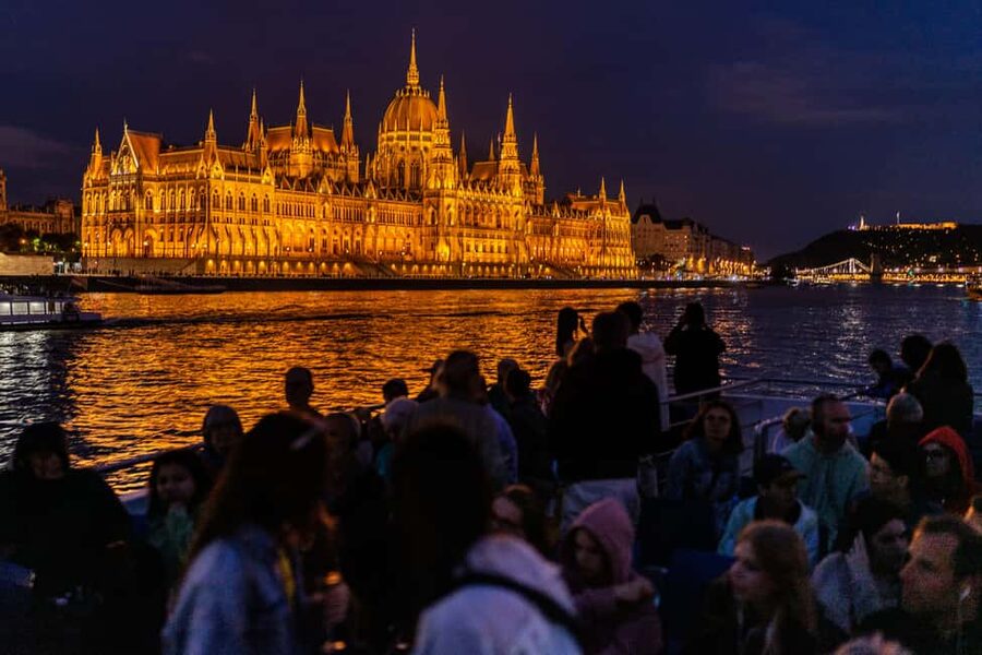 Budapest: 1-Hour Evening Sightseeing Cruise with Drink - Danube at Night in One Hour: Why This Cruise Works