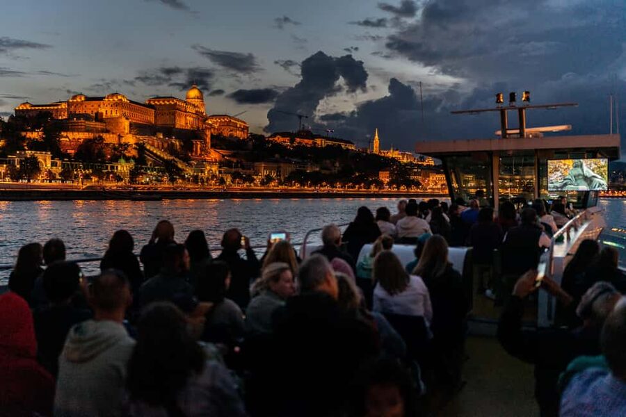 Budapest: 1-Hour Evening Sightseeing Cruise with Drink - Chain Bridge to Buda Castle: What You’ll See on the River