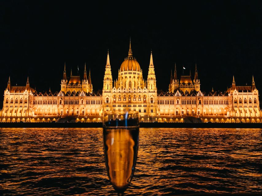 Budapest: 1-Hour Evening Sightseeing Cruise with Drink - The Audio Guide and Free Wi-Fi Setup