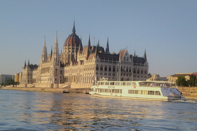 Budapest: 1-Hour Highlights Cruise with Welcome Drink - Photos, crowds, and why your timing matters more than you think