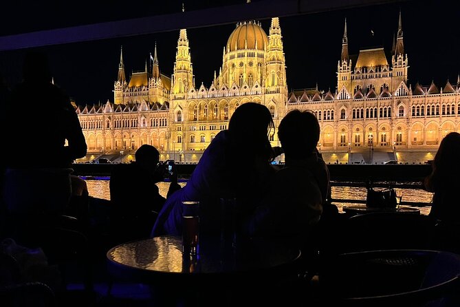 Budapest: 1-Hour Highlights Cruise with Welcome Drink - Weather, cold air, and what to wear for an evening on the Danube