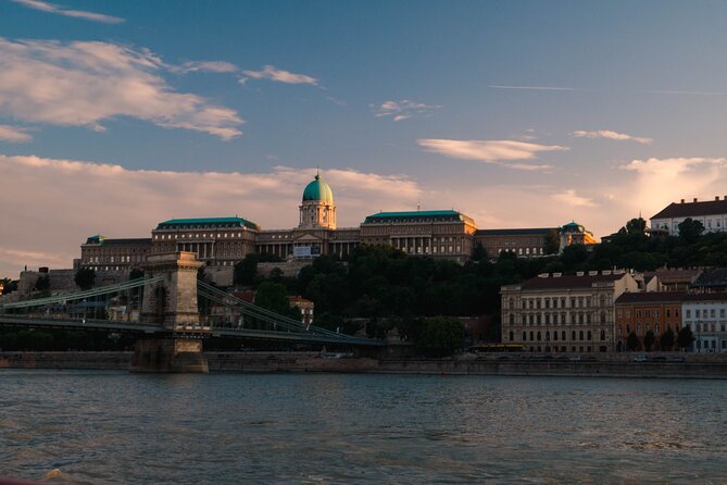 Budapest: 1-Hour Highlights Cruise with Welcome Drink - Welcome drink and Wi-Fi: small perks that really help