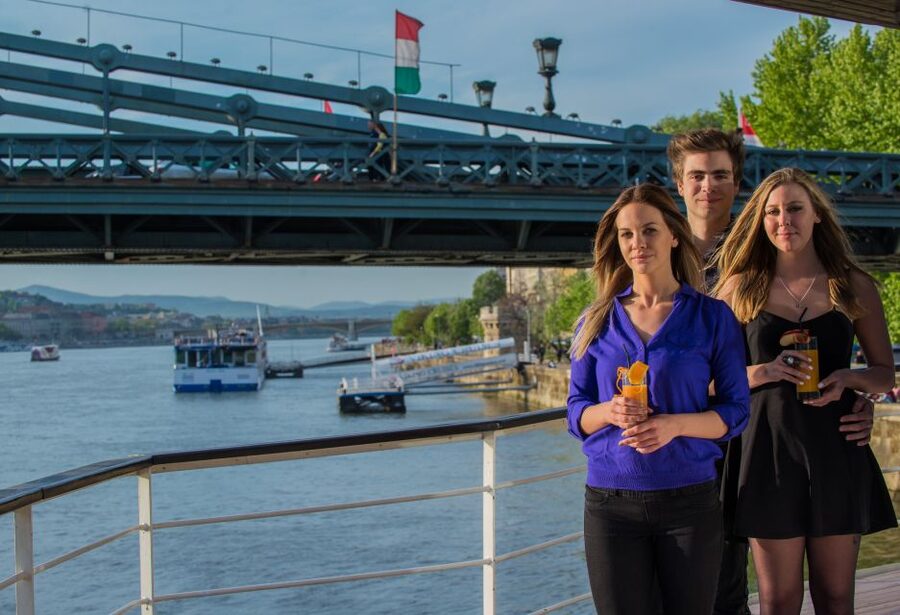 Budapest: 1 hr Sunshine Booze Cruise with Prosecco - Timing and duration: how this fits into a Budapest day
