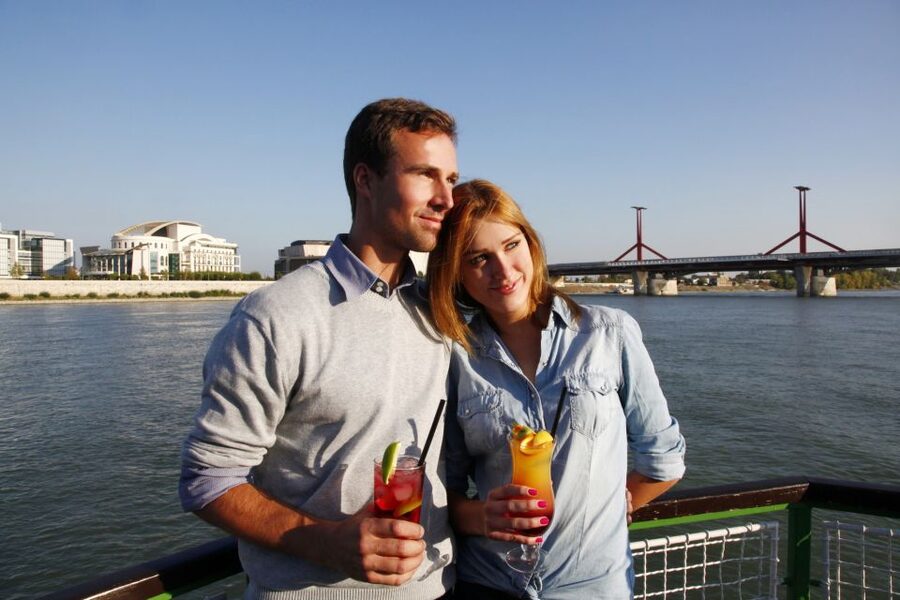 Budapest: 1 hr Sunshine Booze Cruise with Prosecco - Who this cruise is best for