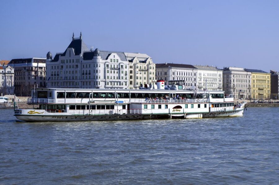 Budapest: 1 hr Sunshine Booze Cruise with Prosecco - Entering the Akadémia dock area: avoid the pier confusion