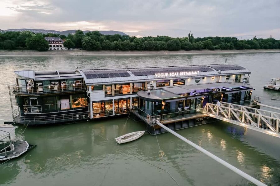 Budapest: 3-Course Dinner for 2 - stationary Boat Restaurant - Menus With South Slavic, Hungarian, and Mediterranean Touches
