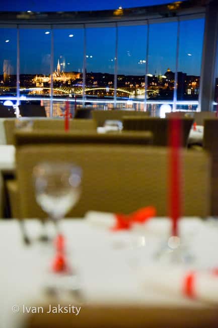 Budapest: 3-Course Dinner for 2 - stationary Boat Restaurant - Food and Comfort Checks: Allergens, Service, and Practical Choices