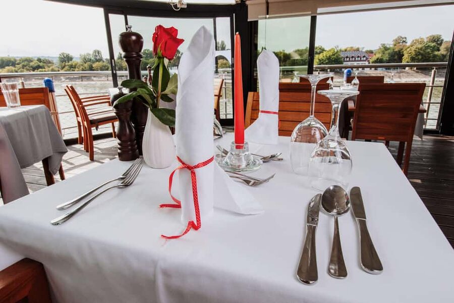 Budapest: 3-Course Dinner for 2 - stationary Boat Restaurant - 3-Course Dinner for Two, Plus Champagne: What’s Actually Included