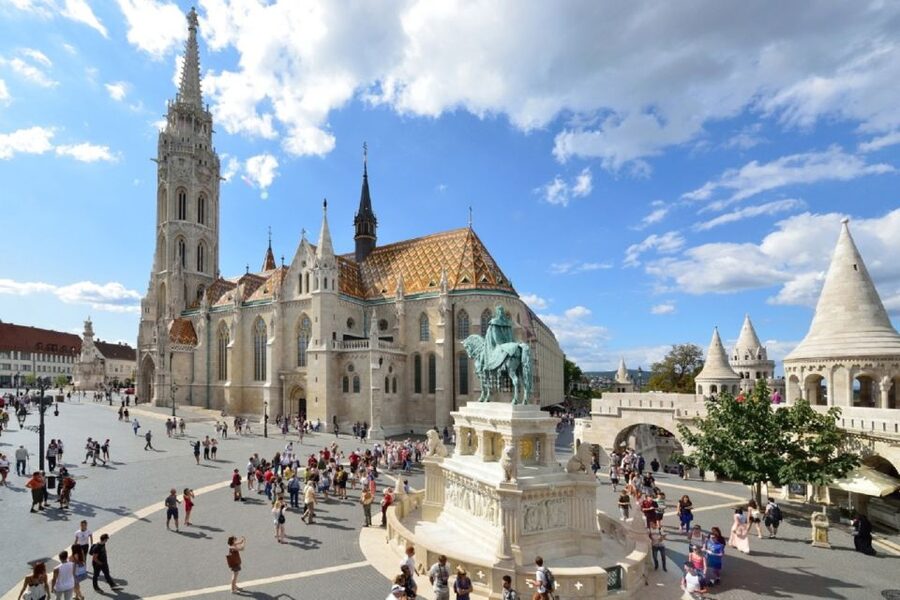 Budapest: 3-hour City Tour with Castle Walk + 1-hour Cruise - Gellért Hill Views and the Return Route Along Andrássy Avenue