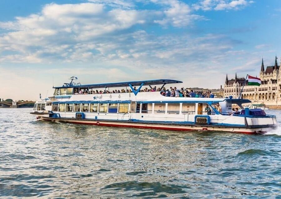 Budapest: 3-hour City Tour with Castle Walk + 1-hour Cruise - Danube Cruise from Vigadó tér Dock 6: Seeing Budapest in Motion