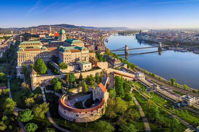 Budapest: 3-Hour Live-guided Bus Tour and 1-hour River Cruise - A 4-hour hits-and-views plan: bus tour plus a Danube boat ride