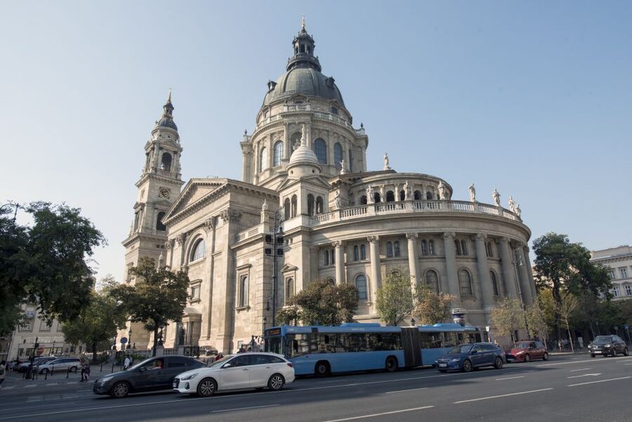 Budapest: 3-Hour Live Guided Sightseeing Tour - Central Market Hall, the Great Synagogue Area, and City Park Drives