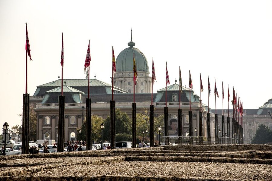 Budapest: 3-Hour Live Guided Sightseeing Tour - Meeting Point Near Parliament: Starting in the Right Part of Town
