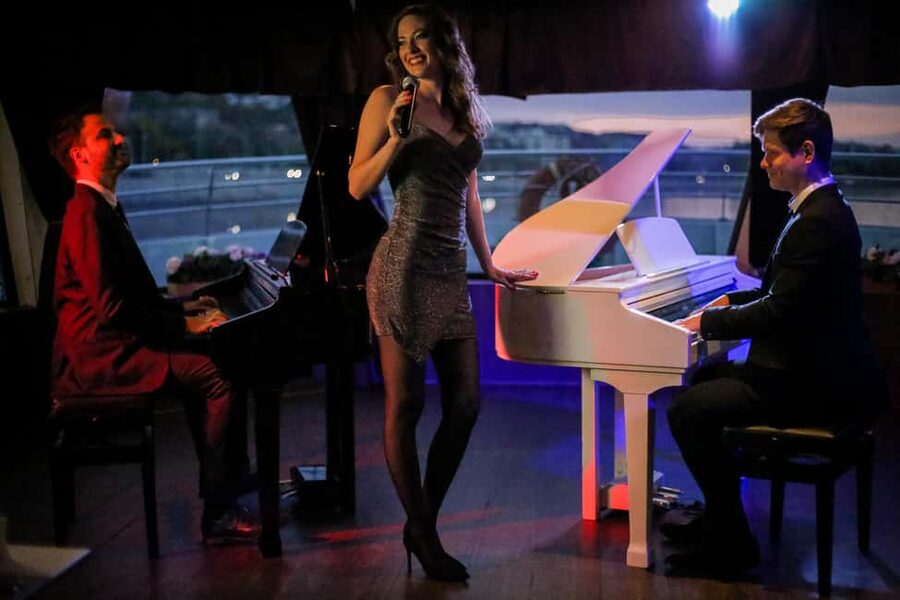 Budapest: 4-Course Dinner Cruise with Bar Piano - Piano and Singer Show: Lively, Funny, and Easy to Enjoy