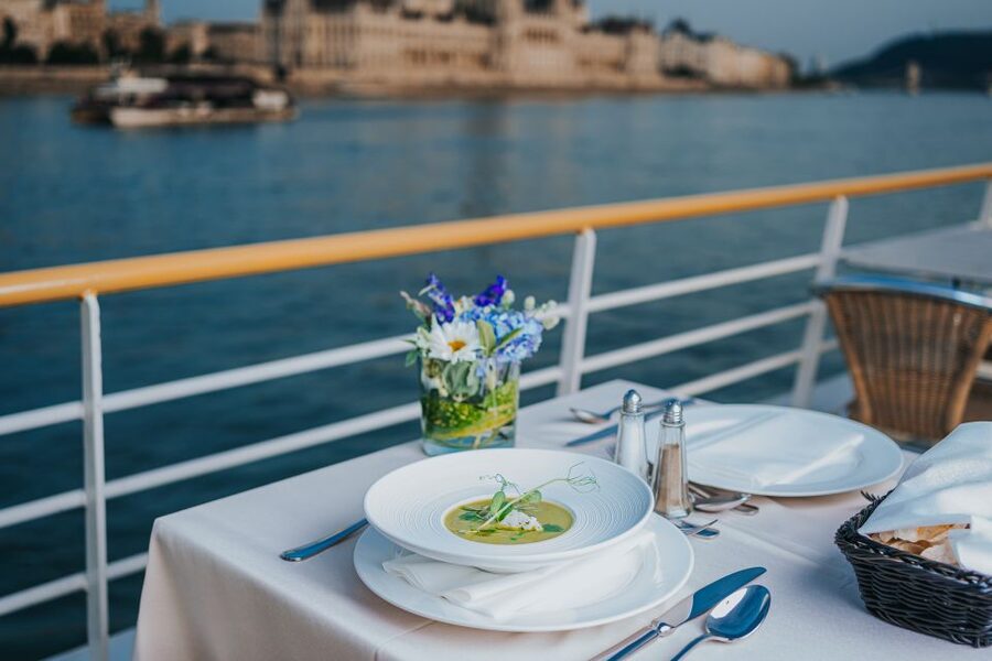 Budapest: 4-Course Dinner River Cruise with Live Folk Music - Danube dinner cruising in Budapest: what you really get for $86