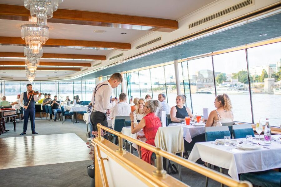 Budapest: 4-Course Dinner River Cruise with Live Folk Music - Welcome drink and champagne tasting: how the evening starts