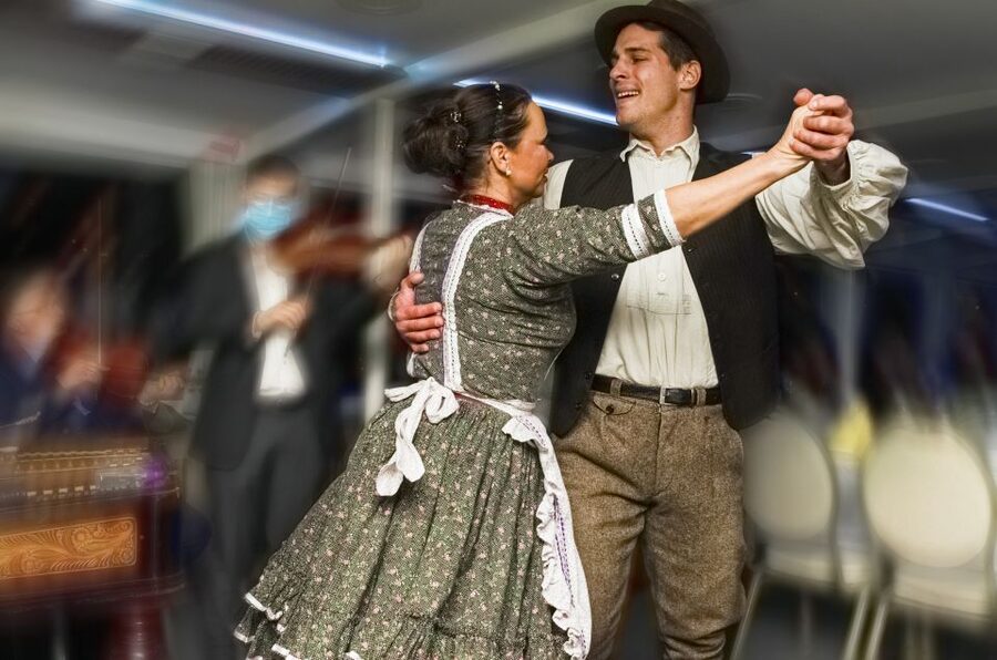 Budapest: 4-Course Dinner River Cruise with Live Folk Music - Four-course dinner on board: the part you should not skip