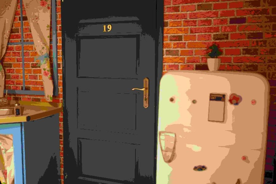 Budapest: 90s Sitcom Escape Room Adventure with Drinks - Rules and Practical Comfort: What to Know Before You Go