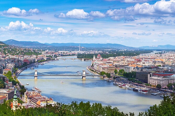 Budapest Audio Guide Cruise with Day, Sunset and Night Options - Drinks and onboard comfort: warm moments, slow service, and the tradeoffs