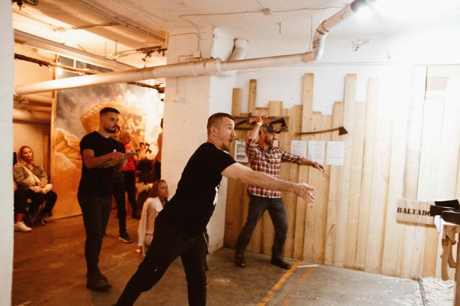 Budapest: Axe Throwing Experience - The instructor briefing: how you go from unsure to throwing
