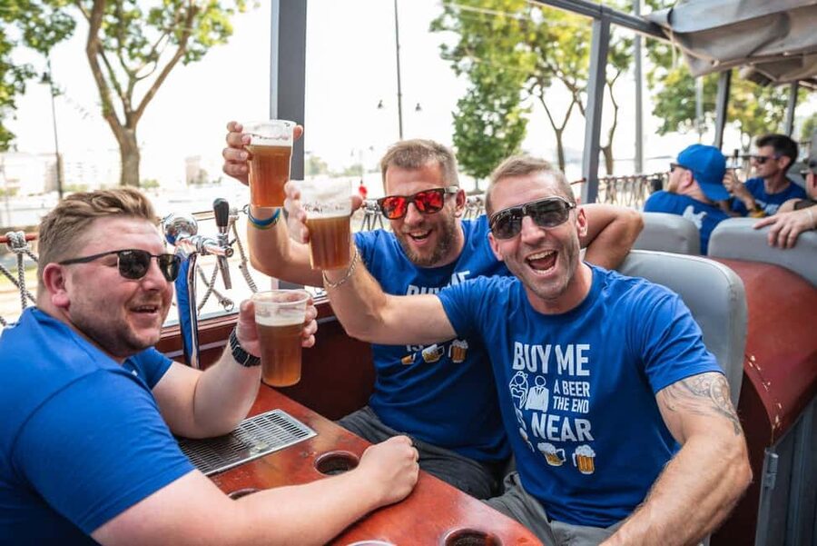 Budapest: BeerBus Sightseeing Tour with unlimited beer - Gellert Hill and Liberty Bridge: Views Plus Party Motion