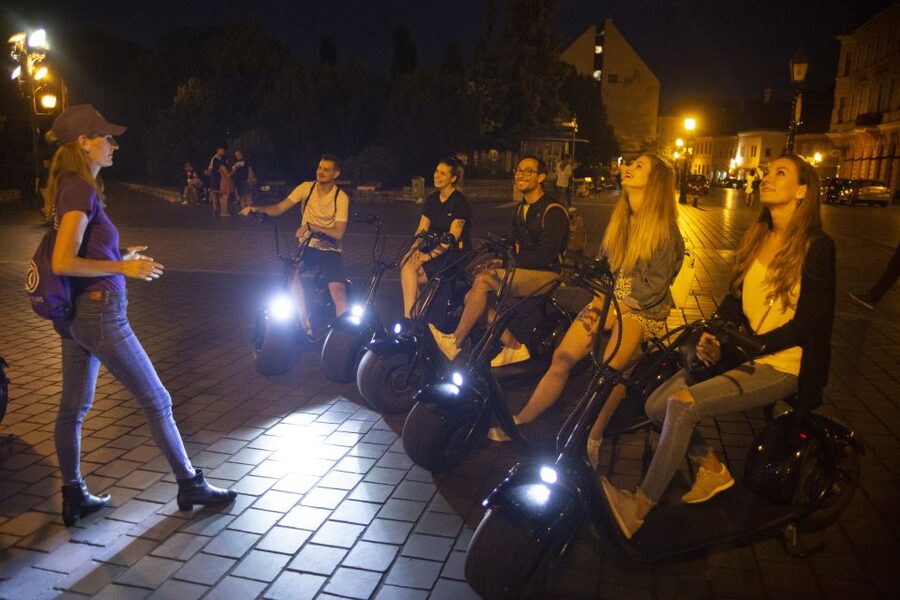 Budapest: Buda Castle E-Scooter Evening Tour - Meeting at Deák Ferenc tér and getting comfortable fast