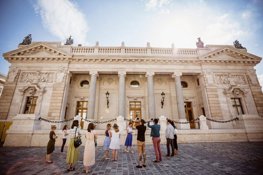 Budapest: Buda Castle Walk with Saint Stephen's Hall - Pace, headsets, and weather reality checks