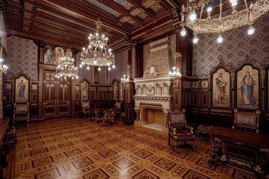 Budapest: Buda Castle Walk with Saint Stephen's Hall - Szent György tér: the outdoor warm-up with real context