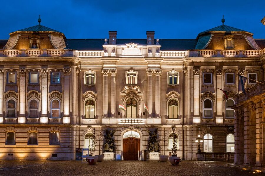 Budapest: Buda Castle Walk with Saint Stephen's Hall - Lion Courtyard and the tour’s story engine