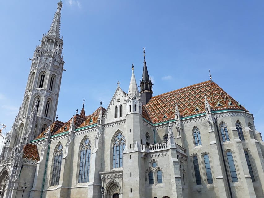 Budapest: Buda Castle Walking Tour & Folk Music Performance - Holy Trinity Square start, fast orientation on foot