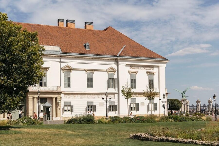 Budapest: Buda Castle Walking Tour & Folk Music Performance - Who this tour fits best