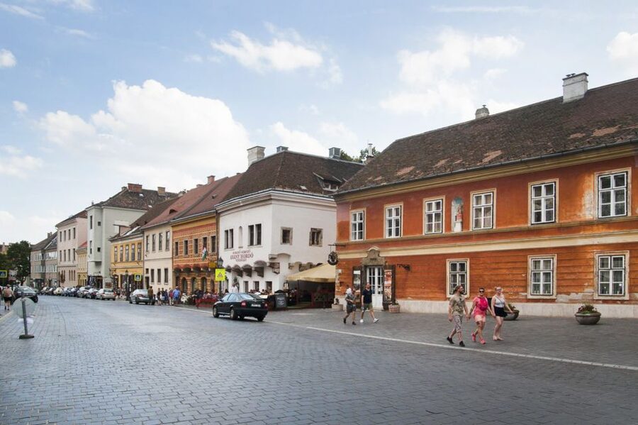 Budapest: Buda Castle Walking Tour in German - Entering the Buda Castle District on foot
