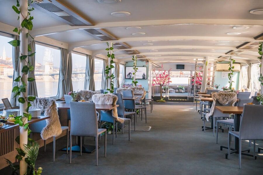 Budapest: By Night Sightseeing Cruise with Welcome Drink - Getting Your Best Seat: Upper Deck Views vs Comfort