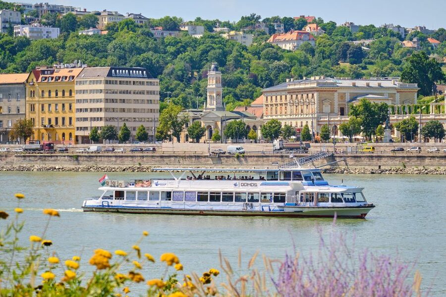 Budapest: By Night Sightseeing Cruise with Welcome Drink - Bar on Board, Restrooms, and the Reality of Night Weather