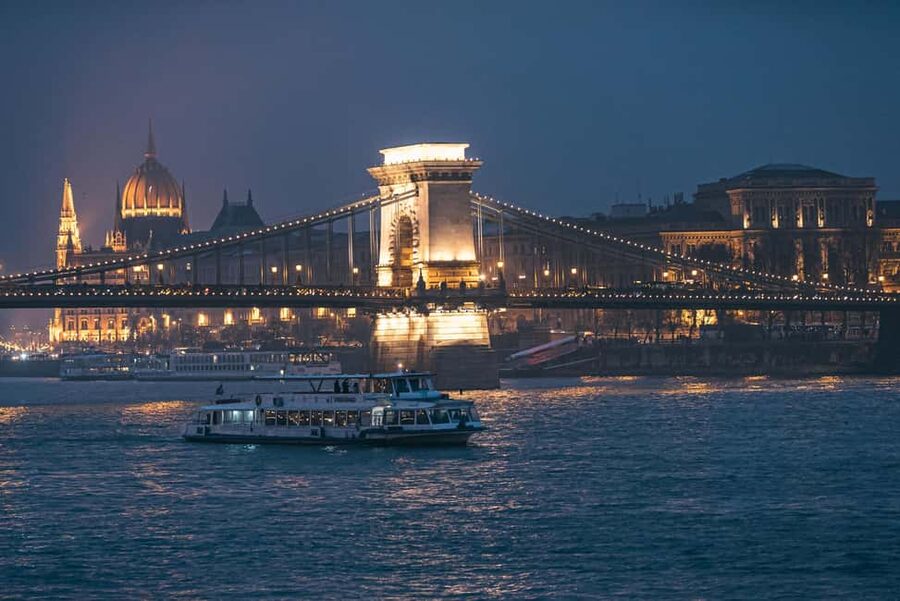 Budapest: By Night Sightseeing Cruise with Welcome Drink - Dogs Are Welcome, Wheelchair Access Is Not