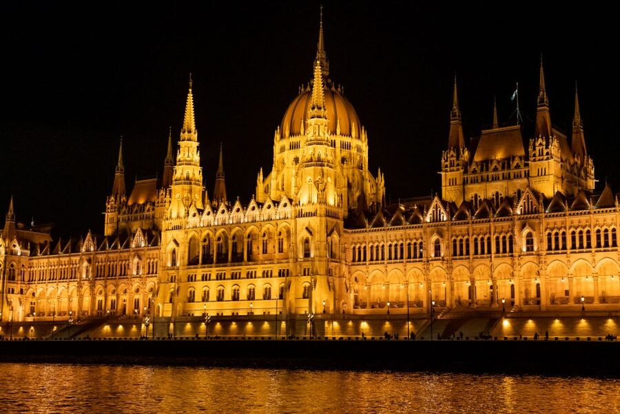 Budapest: Candlelit Dinner River Cruise with Live Music - Dock 7 to Your Table: How the Evening Unfolds