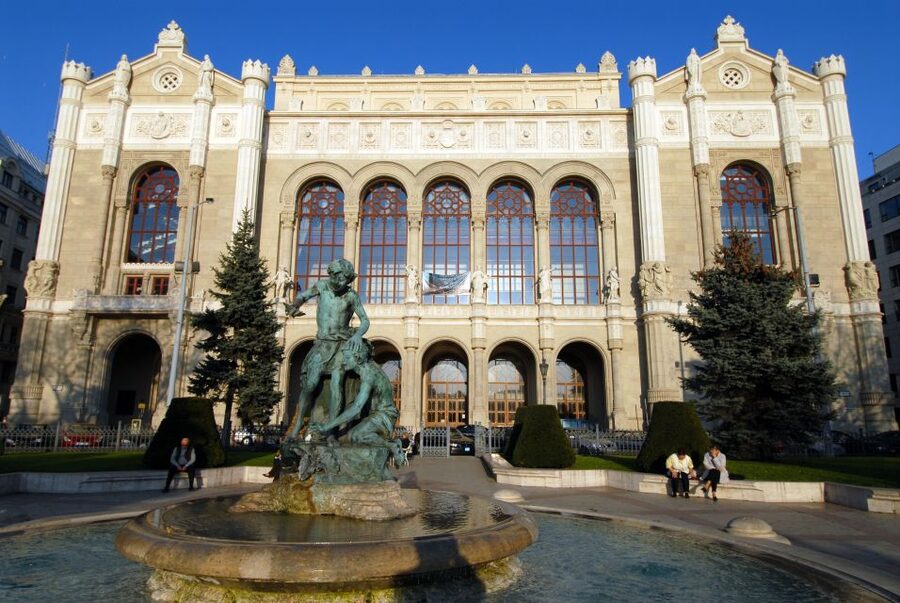 Budapest: City Discovery Tour - Where to Meet: Spotting the Eurama Office and Blue Flag