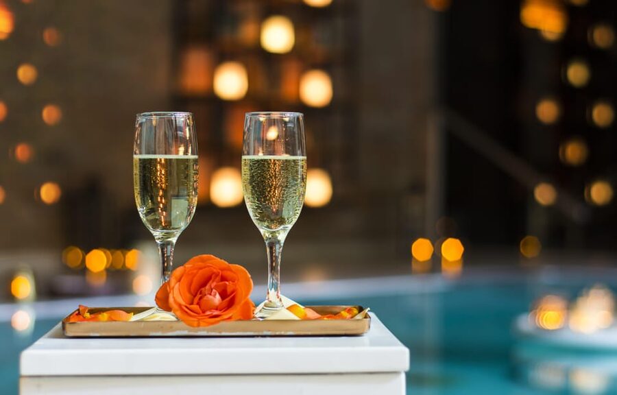 Budapest: Couple Holistic Swedish Massage with Jacuzzi Time - Snacks, herbal teas, and cocktails to stretch your unwind time