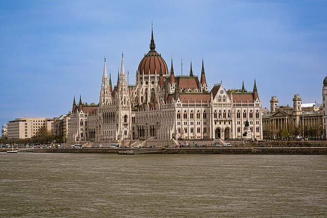 Budapest Danube 1 Hour Sunset or Night Cruise with Audio Guide - Chain Bridge at Sunset, the Perfect Starter Photo Moment