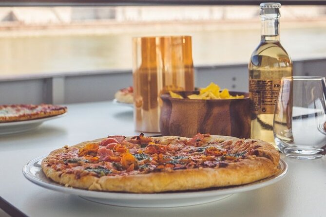 Budapest Danube Pizza Cruise with Welcome Drink - Choosing your pizza beforehand, then cruising without stress