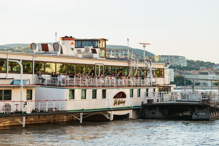 Budapest: Danube River Cruise with Dinner and Prosecco - Key things that make this cruise worth your time