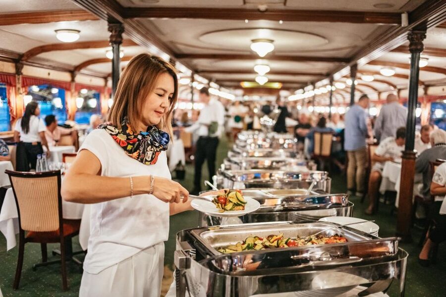 Budapest: Danube River Cruise with Dinner and Prosecco - A 90-minute night cruise on the Gróf Széchenyi paddle steamer