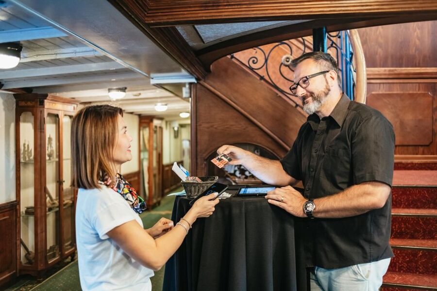 Budapest: Danube River Cruise with Dinner and Prosecco - Hungarian food plan: goulash soup, fresh lángos, and buffet options